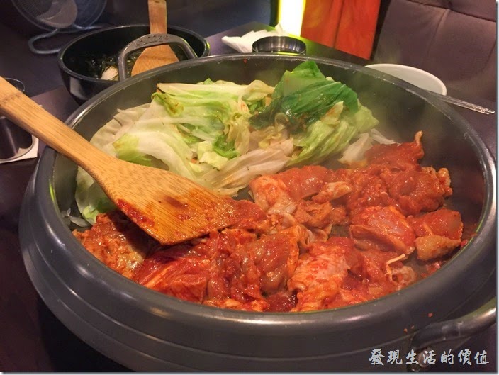 台北-紅通通韓國平價料理。製作【紅通通春川辣雞】時，服務生會把雞肉與蔬菜先分開來炒，照片中看到的紅色部份有雞肉及辣椒醬，綠色的部份當然是新鮮的蔬菜。