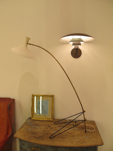 This French standing lamp designed by Mathieu Mategot would look great in my apartment wouldn't it?