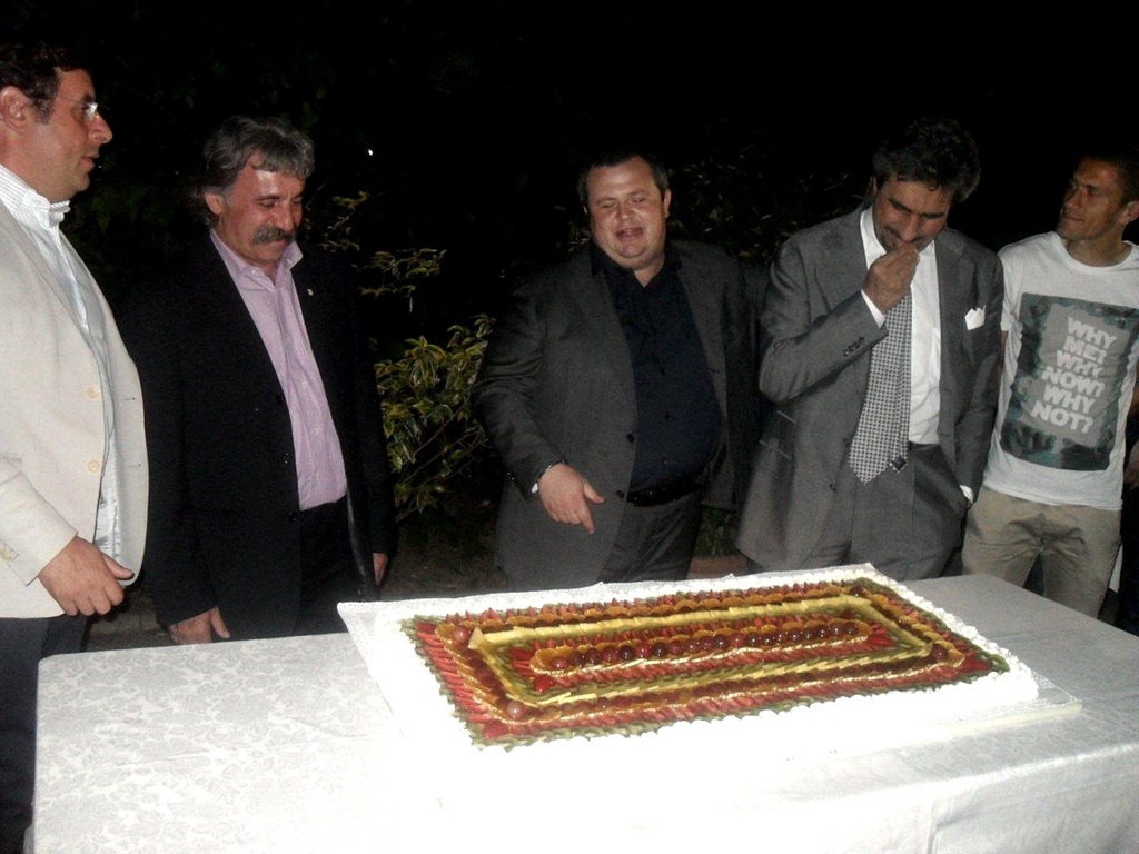 [ghirardi%2520vuol%2520lasciare%2520a%2520penocchio%2520taglio%2520torta%255B2%255D.jpg]