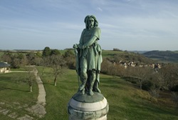 Estatua de Vercingetorix, a la entrada del sitio romano de Alesia Estatua de Vercingetorix, a la entrada del sitio romano de Alesia