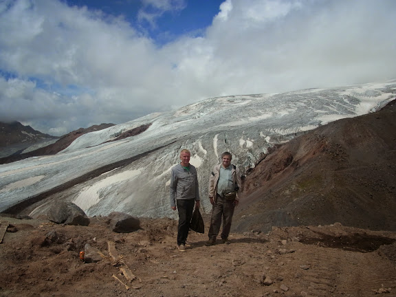 Yuri Berezhnoi et Jacques Marquet, à 3500 m, devant les glaciers du Mont Elbruz. Kabardino-Balkarie, 13 août 2014. Photo : J. Michel