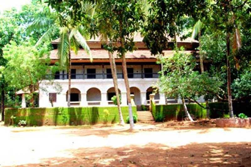 Traditional Kerala Houses: VARIKKASSERI MANA, SOORYAKALADI MANA, NARIKKOTTILAM, CHITTOR KOVILAKAM, POOMULLY MANA