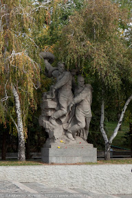 Скульптурная композиция: молодой и бывалый солдаты, в страстном порыве бросающие фашистскую свастику и гадюку, символизирующую фашистскую гадину, в пучину Волжской воды.