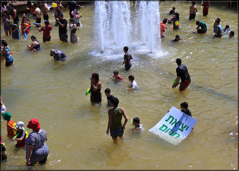 il/Настоящее мочилово в центре Тель Авива (20110701 ta water war 035 6756)