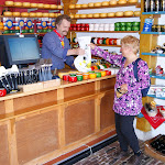DSC01092.JPG - 5.06.2013.  Edam; Kaasmarkt (Budynek Wagi Serowej); kupuję dwuletni ser