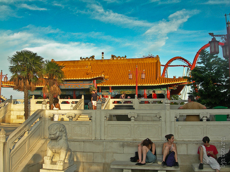 69. Порт Авентура. Port Aventura. Salou. Costa Dorada. Spain. Конечно же ещё три круга на драконе. 69. Порт Авентура. Port Aventura. Salou. Costa Dorada. Spain. Конечно же ещё три круга на драконе.