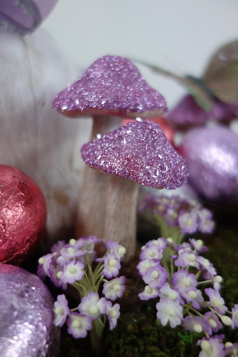 How gorgeous are these glittered mushroom caps? I mixed a couple sizes of glitter for a more textured finish, and they really brought the whole basket together. How gorgeous are these glittered mushroom caps? I mixed a couple sizes of glitter for a more textured finish, and they really brought the whole basket together.