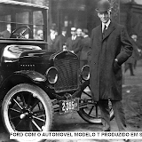 Ford com o automóvel modelo T produzido em série