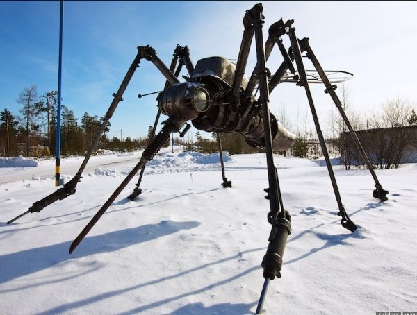 mosquito-sculpture-from-cars