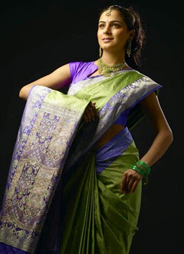 002-Shraddha_Arya_wearing_a_Sari,_traditional_Indian_attire 002-Shraddha_Arya_wearing_a_Sari,_traditional_Indian_attire
