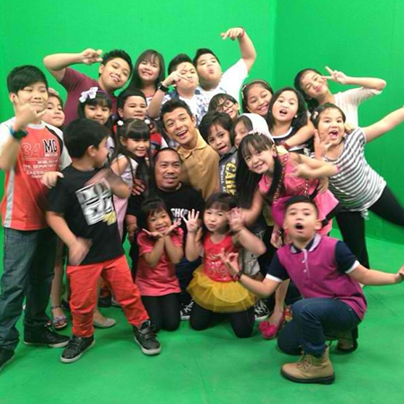 Jericho Rosales with kids of Goin' Bulilit