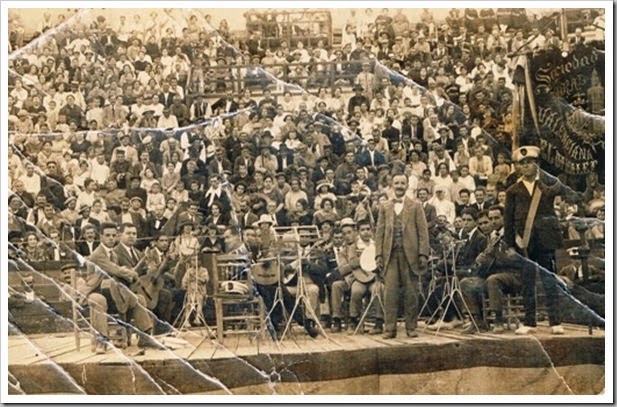 Rondalla de la Societat Coral El Micalet. Plaza de Toros de Valencia. Ca. 1920 Rondalla de la Societat Coral El Micalet. Plaza de Toros de Valencia. Ca. 1920