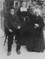 Monden, Johanna Maria (Zuster Aurelia)+ouders 1924.jpg