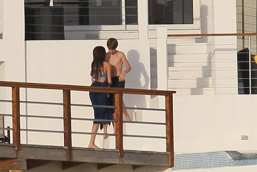 selena gomez and justin bieber kissing on boat. Justin Bieber and Selena Gomez