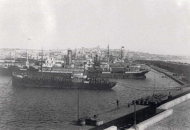El JOSE TAYA atracado de puntas en Tarragona. Ca 1920. Del libro Guía-Catalég de L´Archiu Fotografic. Port de Tarragona.JPG