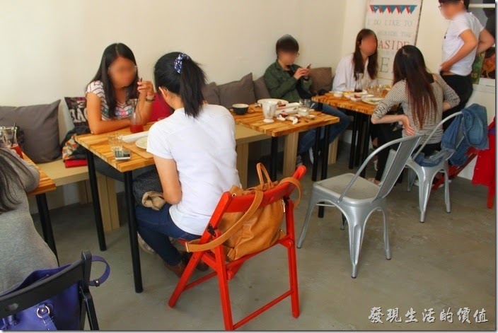 台南-晚起餐館(get late)一樓最外面餐廳的環境，客人還滿多的。