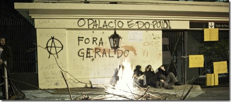 SP - PROTESTO/SP/ACAMPAMENTO - GERAL - Manifestantes permanecem acampados em frente ao Palácio dos Bandeirantes, sede do Governo   de São Paulo, na zona sul da capital paulista, na noite deste sábado (3). O muro do   Palácio foi pichado pelos manifestantes. O grupo seguiu para o local na noite de ontem   (2), após confronto com policiais em frente a Assembleia Legislativa durante o protesto   contra o governador de São Paulo, Geraldo Alckmin, e em apoio aos protestos no Rio de   Janeiro.    03/08/2013 - Foto: FELIPE PAIVA/FRAME/ESTADÃO CONTEÚDO