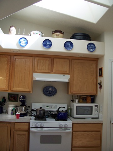 [Blue%2520Plates%2520in%2520Kitchen%2520Aug%25202005%255B4%255D.jpg]