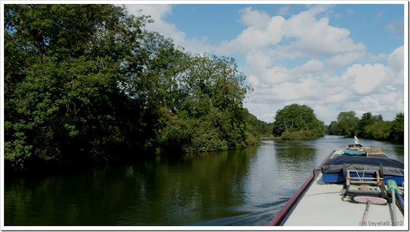 SAM_1902 Past Appletree Eyot and Poplar Island