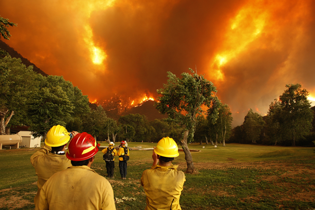 Firefighters watch as the Powerhouse fire closes in around them at the Canyon Creek Complex sports camp, California, 1 June 2013. Photo: David McNew / Getty Images