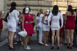 MÉXICO, D.F., 29OCTUBRE2011.- Cientos de trabajadoras sexuales del barrio de La Merced realizaron una procesión desde la Plaza de la Soledad hacia la plaza de la Aguilita en recuerdo a sus compañeras difuntas.
FOTO: RODOLFO ANGULO/CUARTOSCURO.COM