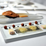 Quasiment lun des meilleurs plats de la soirée.
Carayac, pâte de pruneau à leau de vie de sureau, opaline au thé pu-er ; noisettes caramélisées au serpolet.
Indescriptible. Je crois que je serais presque prêt à aller chez Gagnaire pour ny manger que les fromages, comme il peut être intéressant daller chez Senderens pour un simple dessert.