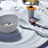 Les derniers amuse-bouches, mis en place dans lassiette.