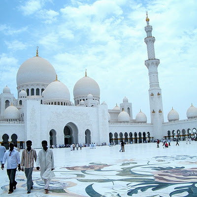 3 rd biggest mosque of the wolrd.Abu Dhabi,UAE<br> © Sigree Ibn Mamak<br>Photo selected by <a href="http://bitofinspiration.com"> bitofinspiration.com</a>. <br>For link to original source visit <a href="http://www.flickr.com/photos/61554238@N00/3800313175" >flickr </a> 3800313175.jpg