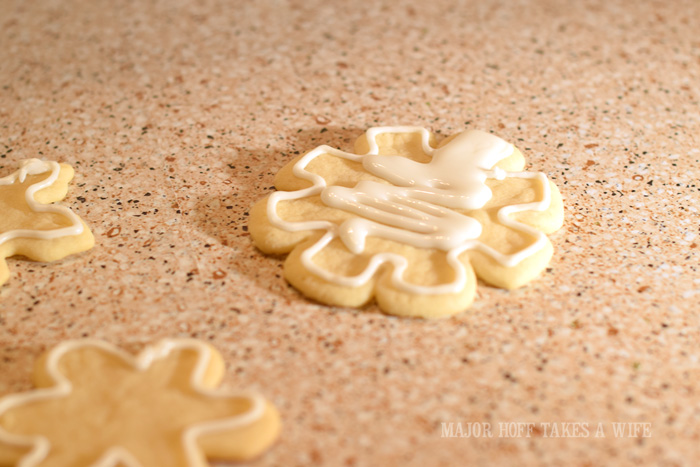 How to flood a sugar cookie. Christmas Snowflake Sugar Cookies : How to make icing and decorate. A wonderful step by step tutorial on how to make icing. You won't believe how easy it is to make! One of your favorite Christmas Cookie recipes will look stunning and elegant and truly worthy of gift giving! Because who doesn't love sugar cookies? Part of the Holidays Made Easy blog series. #HolidaysMadeEasy How to flood a sugar cookie. Christmas Snowflake Sugar Cookies : How to make icing and decorate. A wonderful step by step tutorial on how to make icing. You won't believe how easy it is to make! One of your favorite Christmas Cookie recipes will look stunning and elegant and truly worthy of gift giving! Because who doesn't love sugar cookies? Part of the Holidays Made Easy blog series. #HolidaysMadeEasy