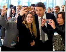 Matteo Renzi fa un selfie