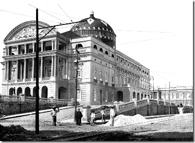 Teatro Amazonas em final de construção<br />Fonte: Álbum do Amazonas 1901-1902<br />Coleção: Jorge Herrán