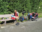 Lunch in de zon. Kunnen de schoenen mooi even drogen.