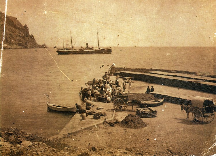 Estupenda foto del vapor SITGES HERMANOS en la rada del puerto de Xabia. Foto del año 1901. Del libro XABIA MARINERA. MEMORIA GRAFICA.jpg