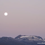 Amanhecer com a lua ainda no céu, na  balsa para Ketchikan, Alaska, EUA