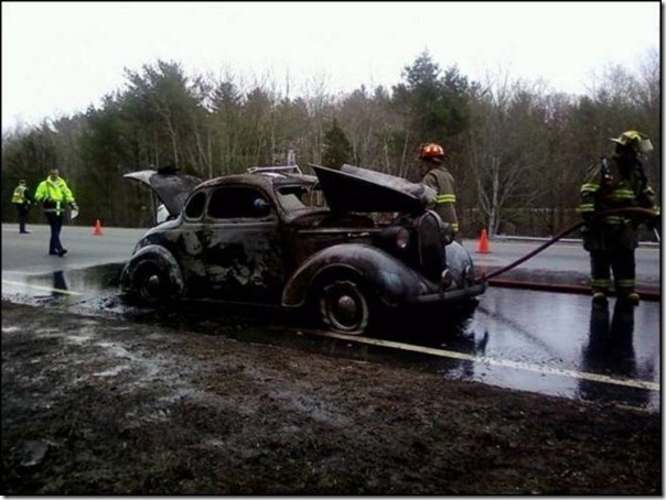 Um Plymouth 1938 totalmente destruido (3)