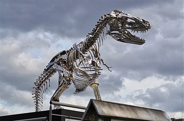 Chrome T-Rex скульптура на берегу Сены в Париже (10 фото) | Картинка №8