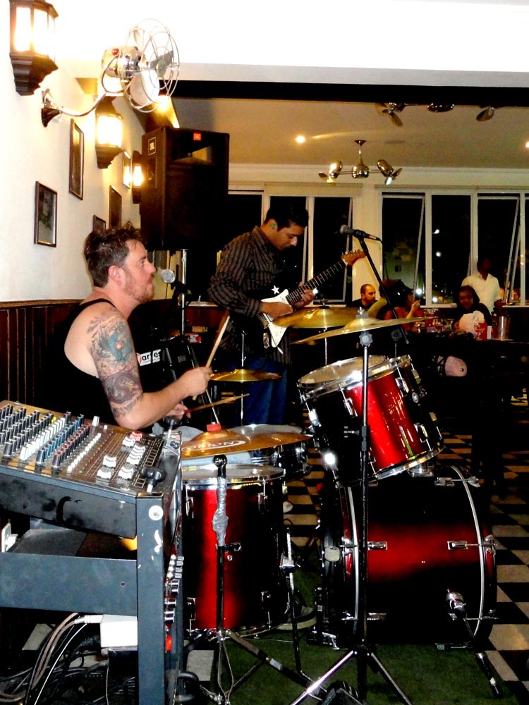 [gutha_bar_faces_de_algo_banda%255B5%255D.jpg]