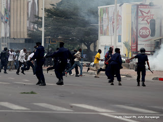 La police disperse les manifestants le 1/9/2011 à Kinshasa, lors d’une marche des opposants. Radio Okapi/ Ph. John Bompengo