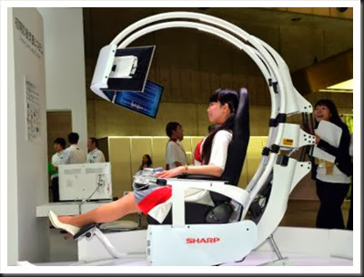 Cadeira que reproduz sentidos vitais é exposta no salão tecnológico de Chiba: duzentas mil pessoas visitam todos os anos este evento Cadeira que reproduz sentidos vitais é exposta no salão tecnológico de Chiba: duzentas mil pessoas visitam todos os anos este evento