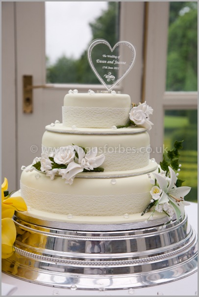 beautiful wedding cake in dundee