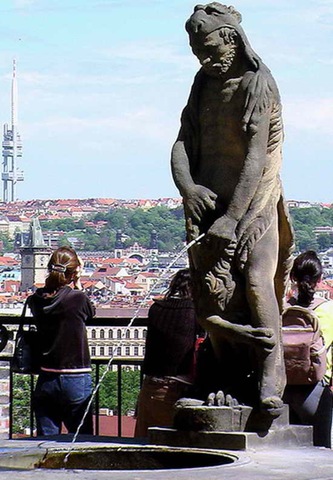 [Tribute-To-Peeing-Statues-90%255B3%255D.jpg]