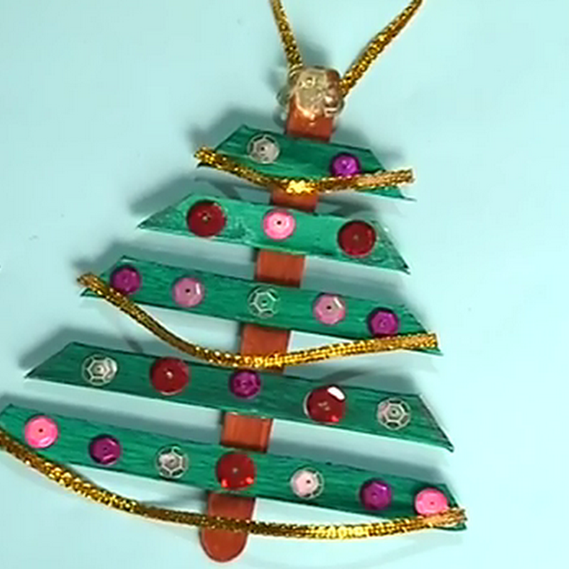 Manualidades navidad niños: árbol hecho con palitos