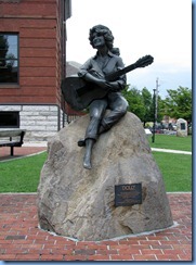 9984 Tennessee - Sevier County Courthouse, Sevierville - Dolly Parton Statue
