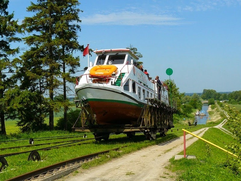 Thuyền di chuyển trên kênh Elblag-Ostroda ở Ba Lan. Elblag-canal-9%25255B2%25255D
