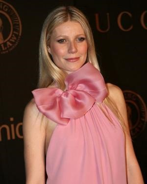 [gwyneth_paltrow_pink%2520bow%25205085911%255B5%255D.jpg]