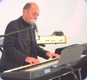 Surprise guest artist, Peter Parkinson, wowed the crowd with his "three hands" technique at the Music Planet Music Extravaganza in October 2010. Peter demonstrated the superb Korg SP250 digital piano.