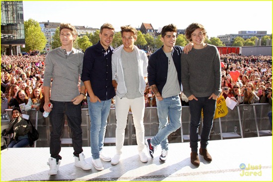 one-direction-germany-signing-04