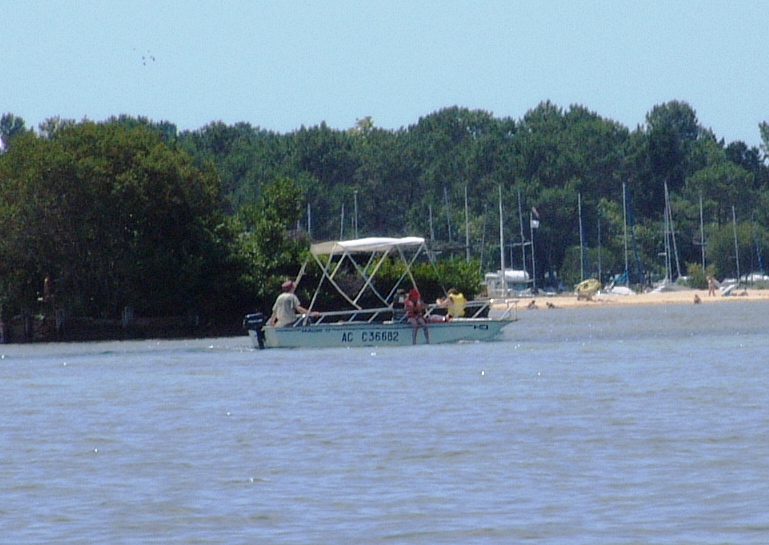 Bateau à moteur 