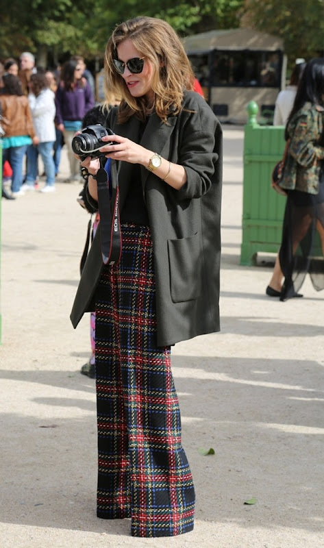 STREET-STYLE-PLAID-TROUSERS-TARTAN-CHECKERED-PANTS-FASHION-WEEK-ASOS-TARTAN-WIDE-LEG-TROUSERS-MIU-MIU-GLITTER-SUNGLASSES-OVERSIZED-BLAK-BOYFRIEND-BLAZER-JACKET-WATCH-WALK-FAST-STRONG-COOL-URBAN-TUMBLR