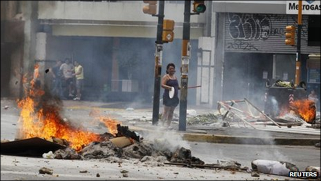 Fires burn in the streets of Buenos Aires as residents protest over power cuts caused by the record-breaking heatwave, 30 December 2013. Photo: Reuters